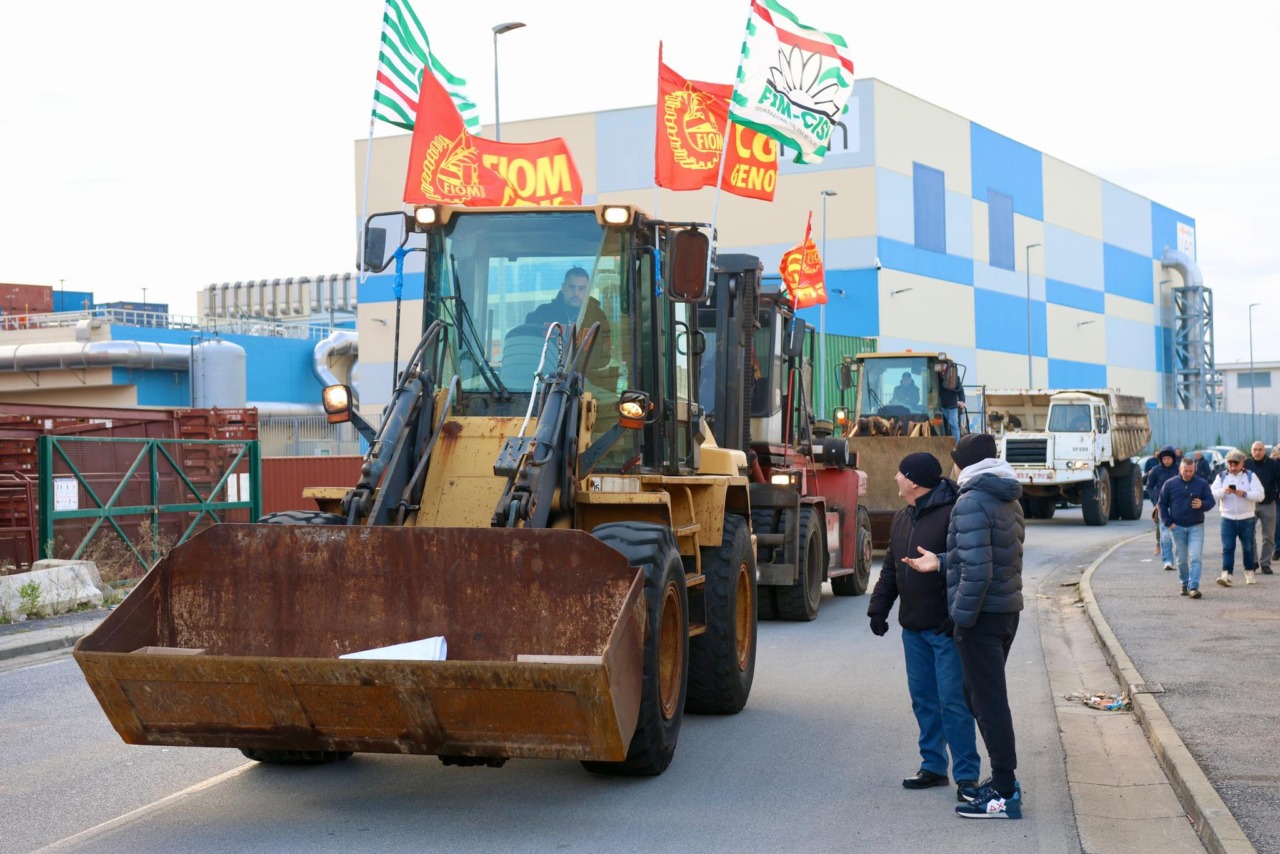 Ex Ilva, mobilitazioni a Genova e Taranto: presidi, occupazioni e strade bloccate