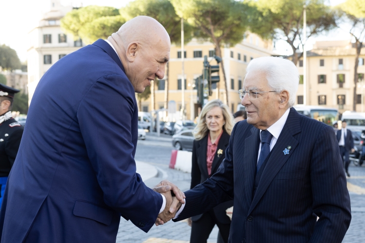 Mattarella all’Altare della Patria: “Onoriamo chi ha dato la vita per un’Italia libera e di pace”