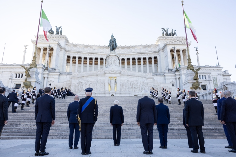 Mattarella all’Altare della Patria: “Onoriamo chi ha dato la vita per un’Italia libera e di pace”