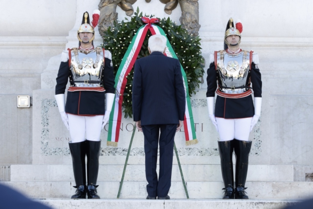 Mattarella all’Altare della Patria: “Creare forza di difesa europea”