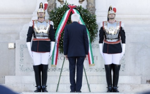 Mattarella all’Altare della Patria: “Creare forza di difesa europea”