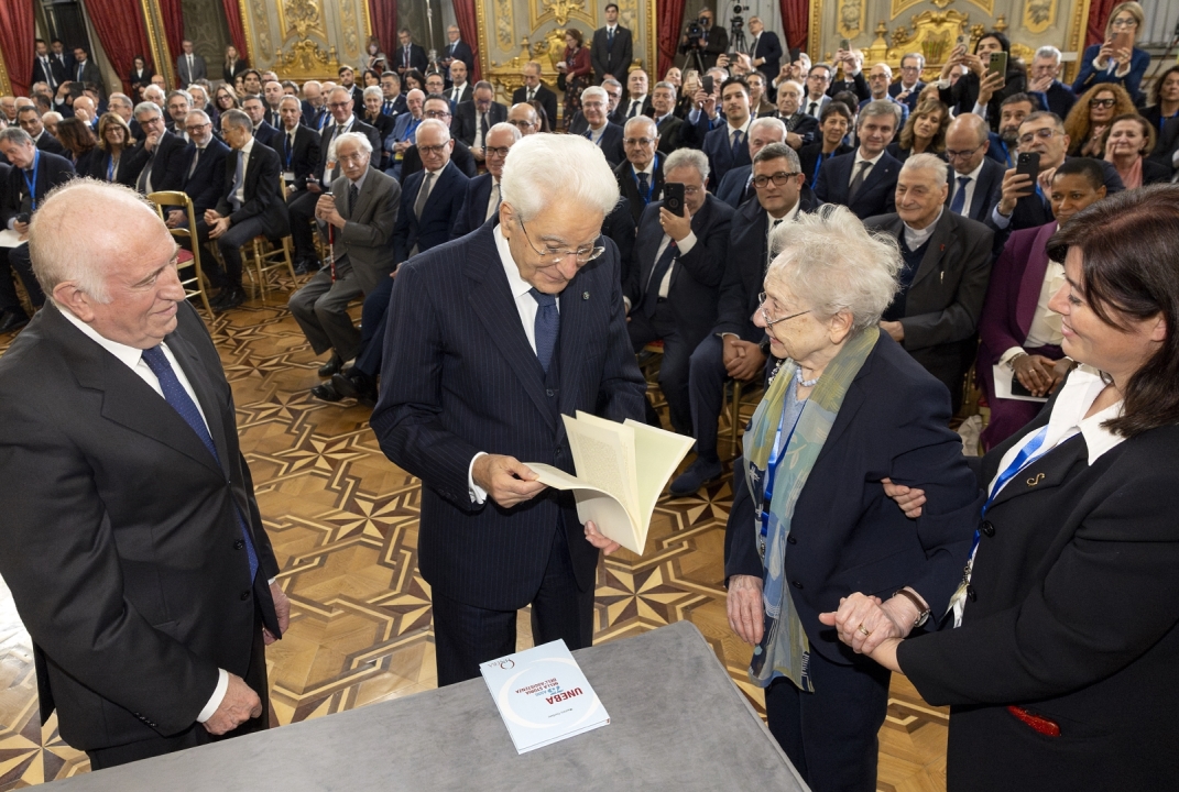 Mattarella: “Le istituzioni devono rispondere alla sfida dell’assistenza agli anziani con dignità e solidarietà”