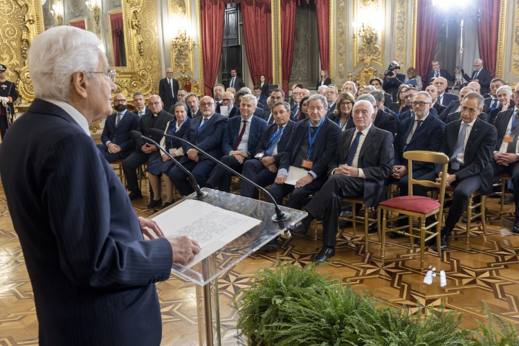 Mattarella: "Le istituzioni devono rispondere alla sfida dell'assistenza agli anziani con dignità e solidarietà"