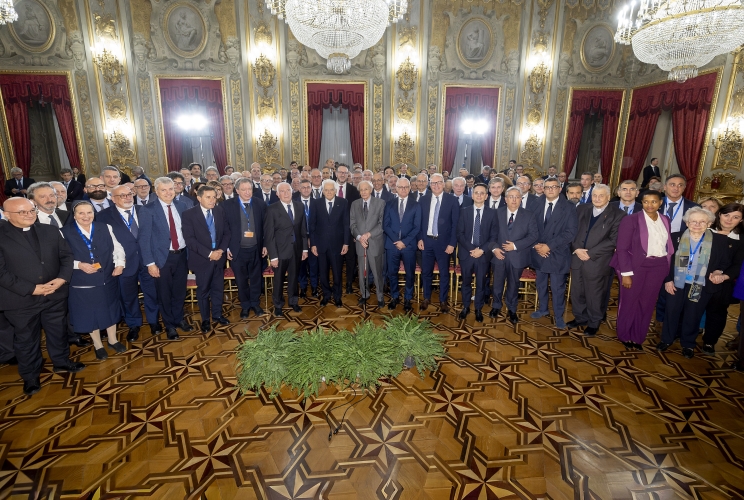 Mattarella: "Le istituzioni devono rispondere alla sfida dell'assistenza agli anziani con dignità e solidarietà"