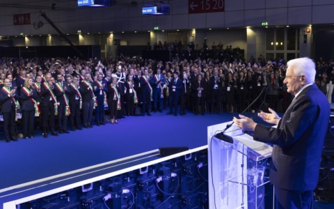 Mattarella all’Assemblea ANCI: “I Comuni sono la prima linea della democrazia. No a una democrazia a bassa intensità”