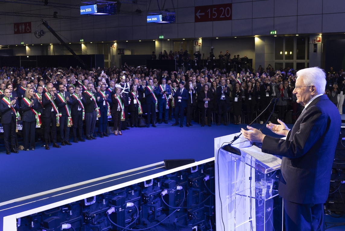Mattarella all’Assemblea ANCI: “I Comuni sono la prima linea della democrazia. No a una democrazia a bassa intensità”