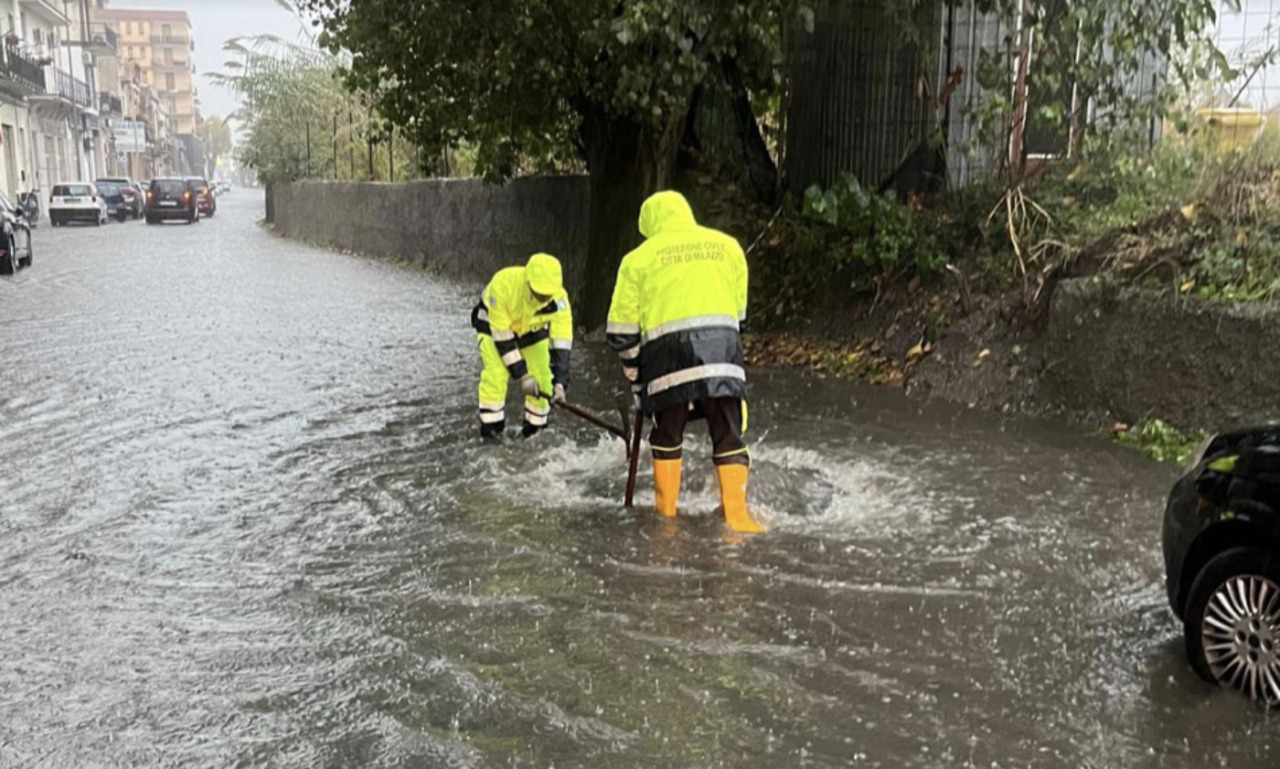 Bombe d’acqua e salvataggi in extremis in Sicilia, allerta meteo anche su Puglia e Calabria
