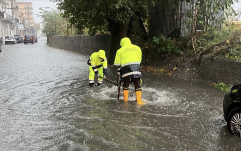 Bombe d’acqua e salvataggi in extremis in Sicilia, allerta meteo anche su Puglia e Calabria