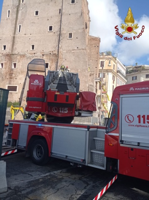 Crollo torre a Roma: quattro lavoratori feriti e uno ancora sotto le macerie