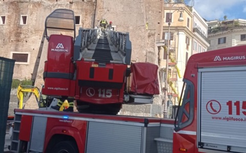 Crollo torre a Roma: quattro lavoratori feriti e uno ancora sotto le macerie