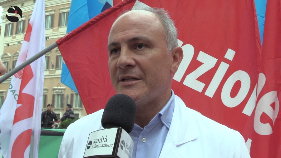 Firmato il nuovo contratto per 137mila dirigenti medici e sanitari. Cgil e Fassid non ci stanno