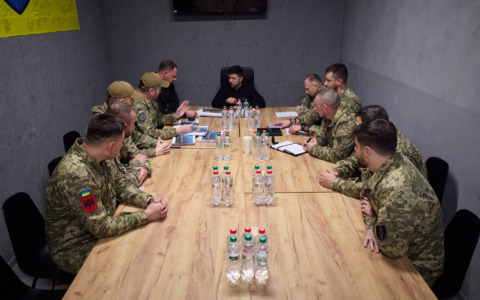 Zelensky al fronte per motivare i suoi soldati, ma Pokrovsk rischia di cadere in mani russe