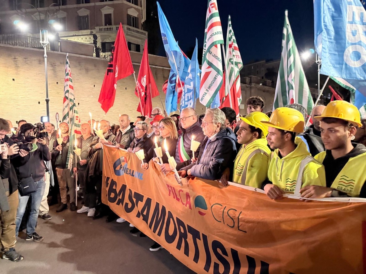 "Basta morti sul lavoro": a Roma la fiaccolata in memoria di Octay Stroici, l'operaio morto nel crollo della torre