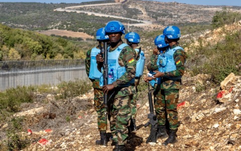 L’esercito israeliano spara con un carro armato contro l’Onu in Libano: “Abbiamo scambiato soldati per sospetti”