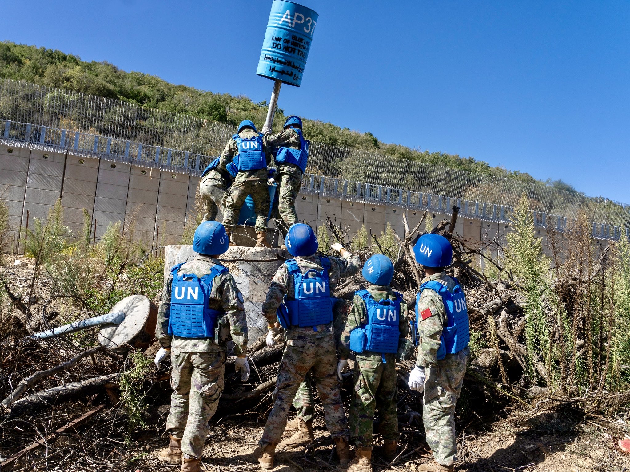 L'esercito israeliano spara con un carro armato contro l'Onu in Libano: "Abbiamo scambiato soldati per sospetti"