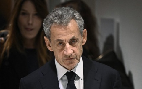 Sarkozy verso l’uscita dal carcere, la procura chiede la libertà vigilata. “Mai chiesto fondi a Gheddafi”