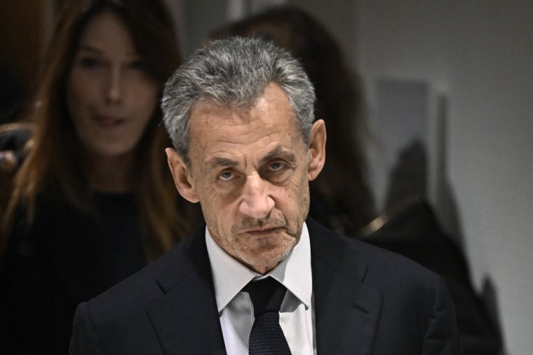 Sarkozy verso l’uscita dal carcere, la procura chiede la libertà vigilata. “Mai chiesto fondi a Gheddafi”