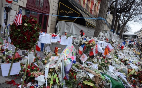 Parigi ricorda la notte del terrore: dieci anni fa gli attentati simultanei al Bataclan e allo Stade de France