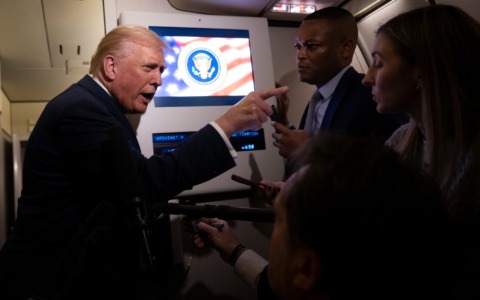 Trump in una conferenza stampa ha detto “Stai zitta maialina” a una giornalista