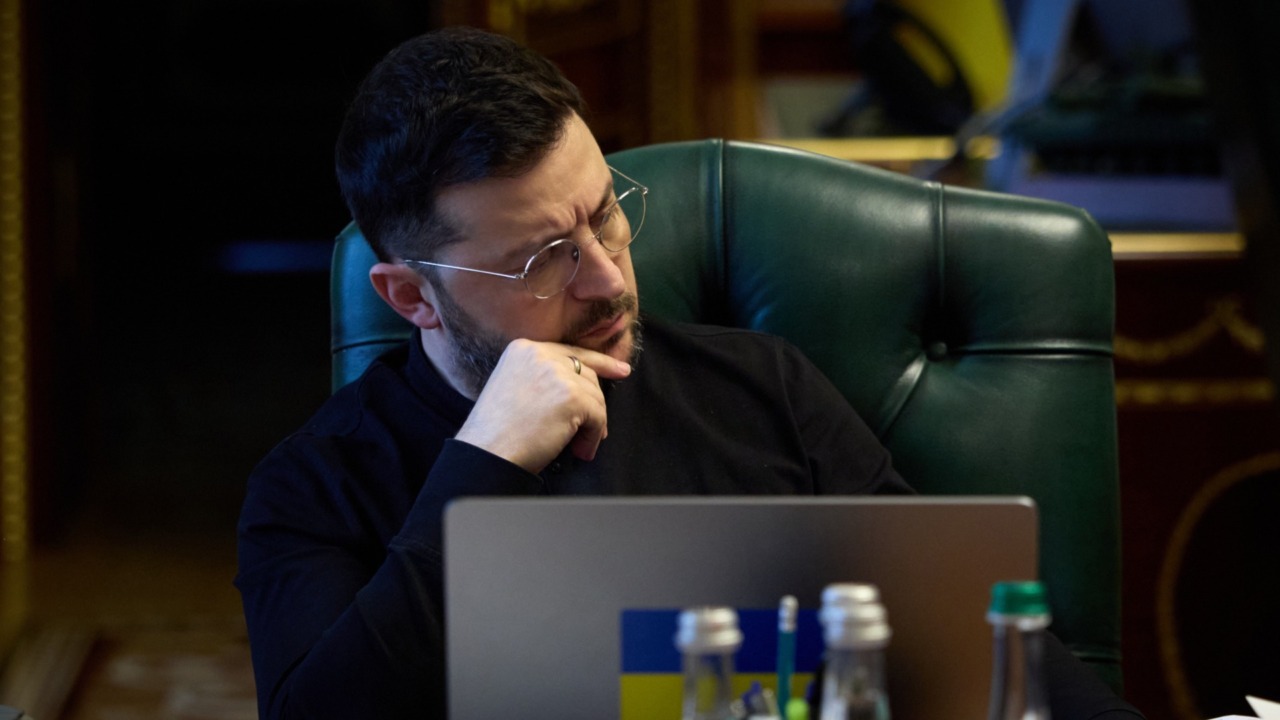 Piano Trump per Ucraina, Ue e Zelensky lavorano all’alternativa. Gli Usa: firma entro giovedì o tagli sulle armi a Kiev