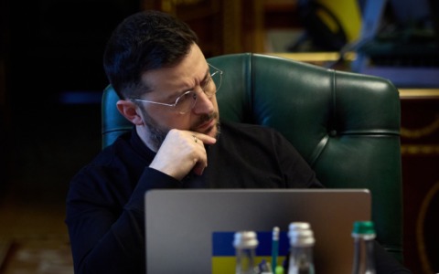 Piano Trump per Ucraina, Ue e Zelensky lavorano all’alternativa. Gli Usa: firma entro giovedì o tagli sulle armi a Kiev