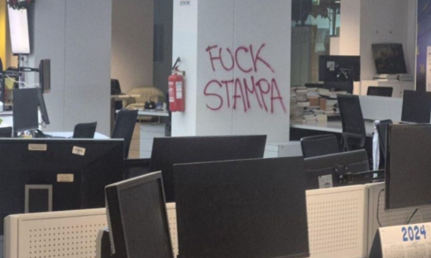 Manifestanti ProPal assaltano la redazione de La Stampa. Solidarietà da Mattarella e Meloni