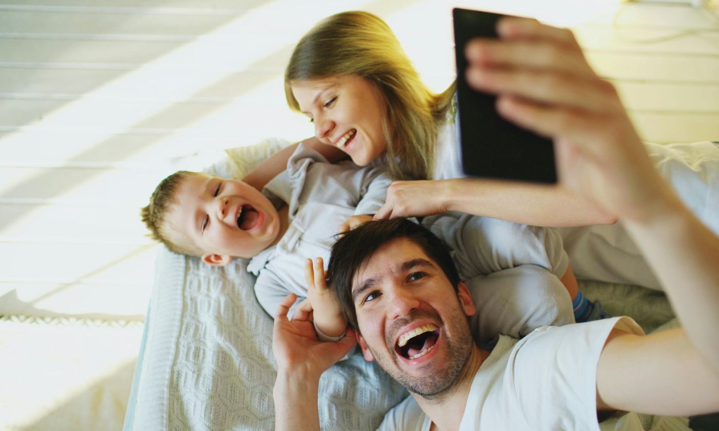 La tutela dei minori nell'era delle family influncer: lo studio della Cattolica sui figli esposti dai genitori sui social