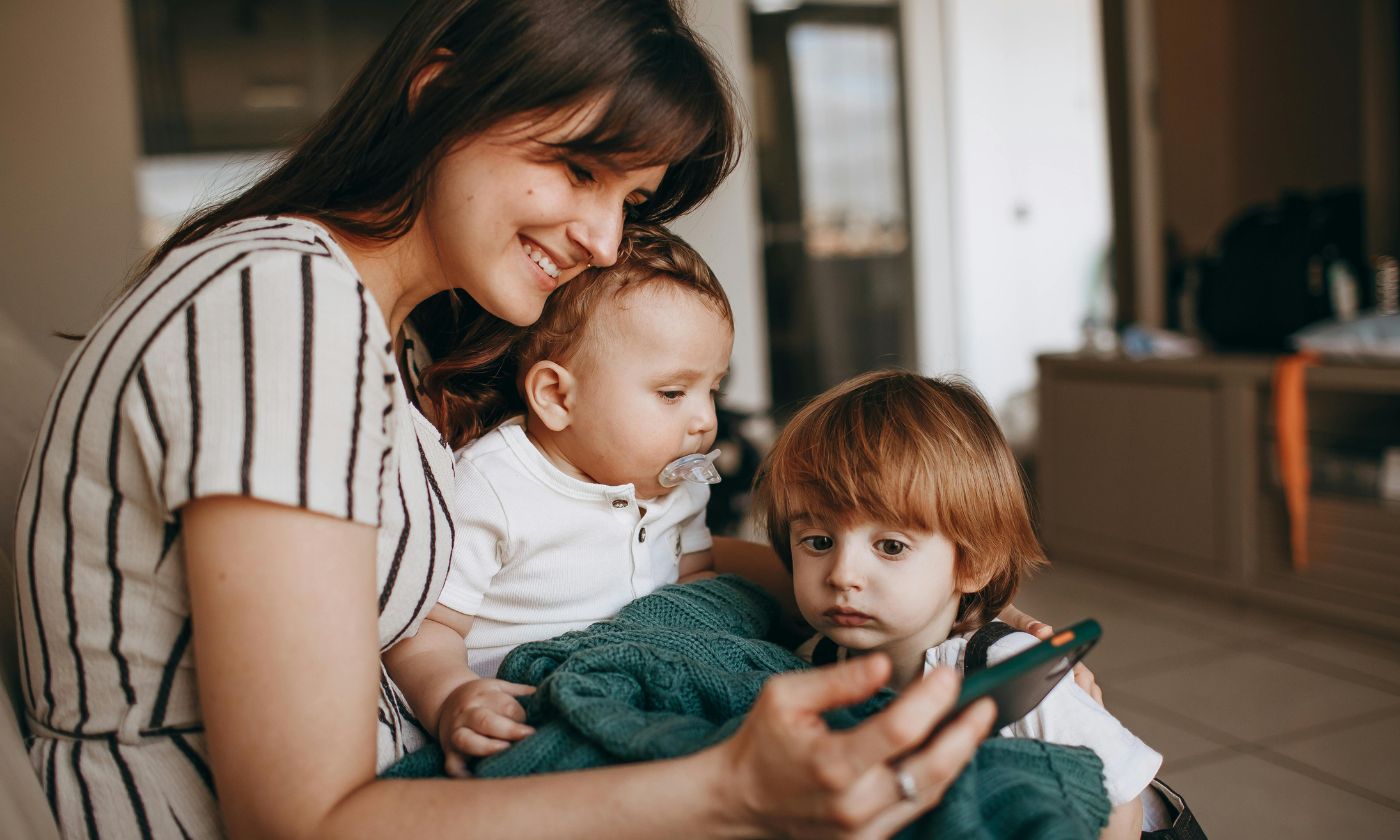 La tutela dei minori nell'era delle family influncer: lo studio della Cattolica sui figli esposti dai genitori sui social