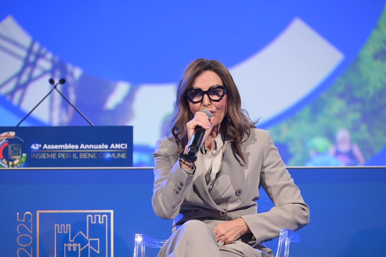 Santanchè all’Anci: “Affitti brevi non sono un problema. Necessario potenziare strutture ricettive”