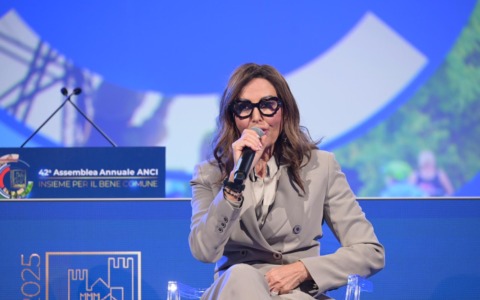 Santanchè all’Anci: “Affitti brevi non sono un problema. Necessario potenziare strutture ricettive”