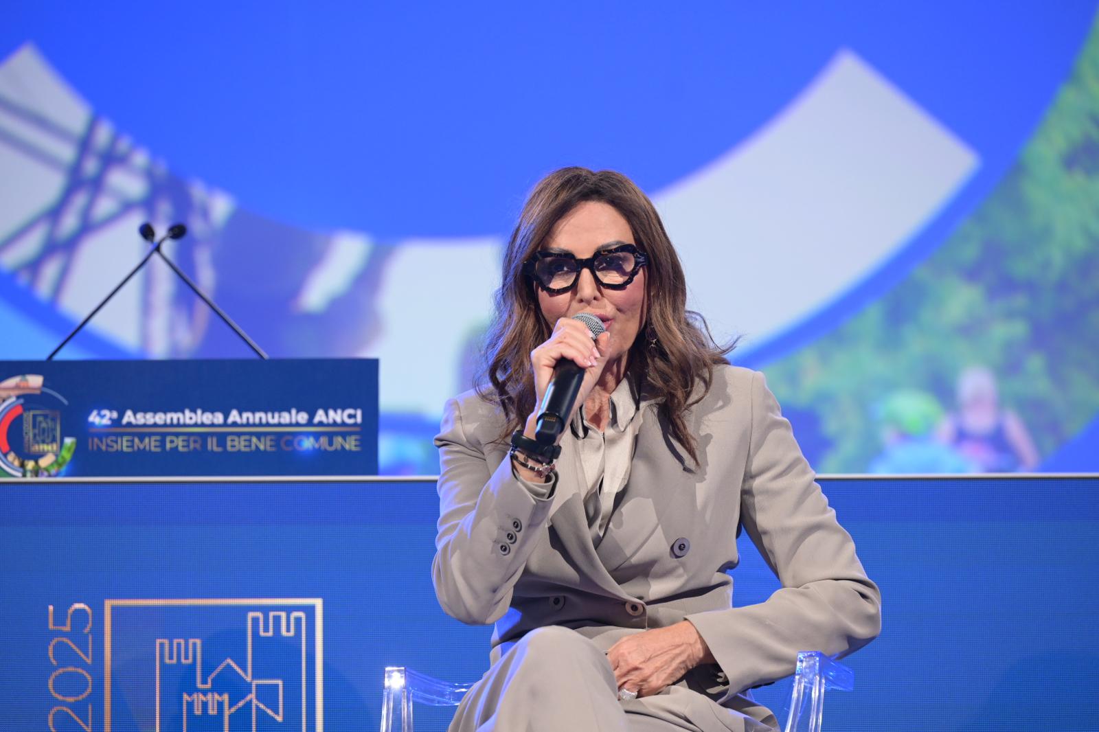 Santanchè all'Anci: "Affitti brevi non sono un problema. Necessario potenziare strutture ricettive"