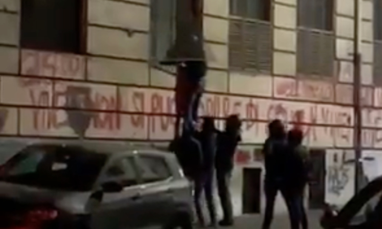 Scene da anni Settanta a Roma: giovani di destra armati di bastoni cercano di entrare nel liceo “okkupato”