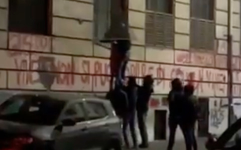 Scene da anni Settanta a Roma: giovani di destra armati di bastoni cercano di entrare nel liceo “okkupato”