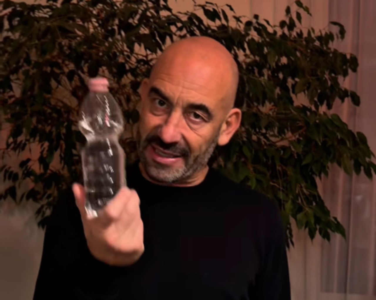 Bassetti: “Con le bottiglie di plastica, in una settimana beviamo microplastiche pari a una carta di credito”