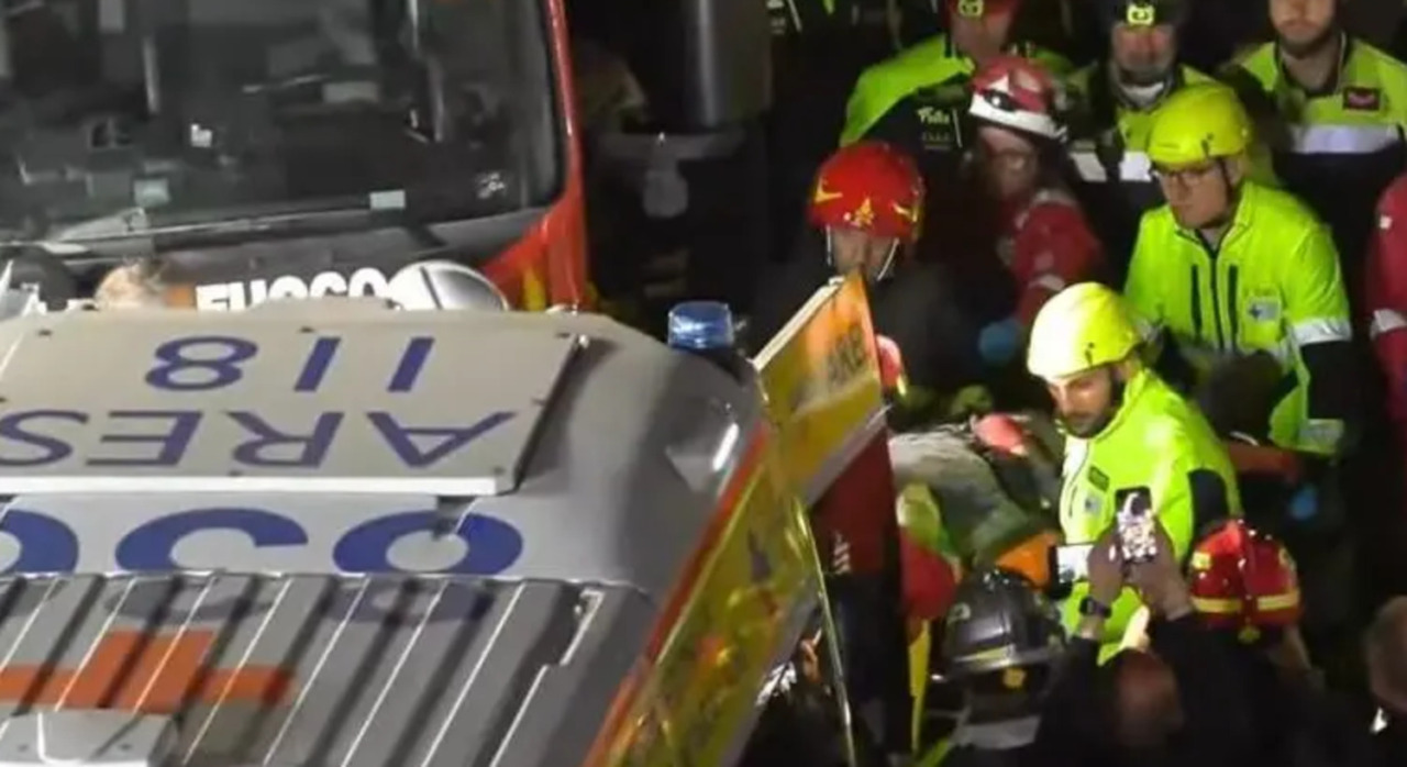Crollo torre a Roma: è morto il lavoratore intrappolato per 11 ore sotto le macerie