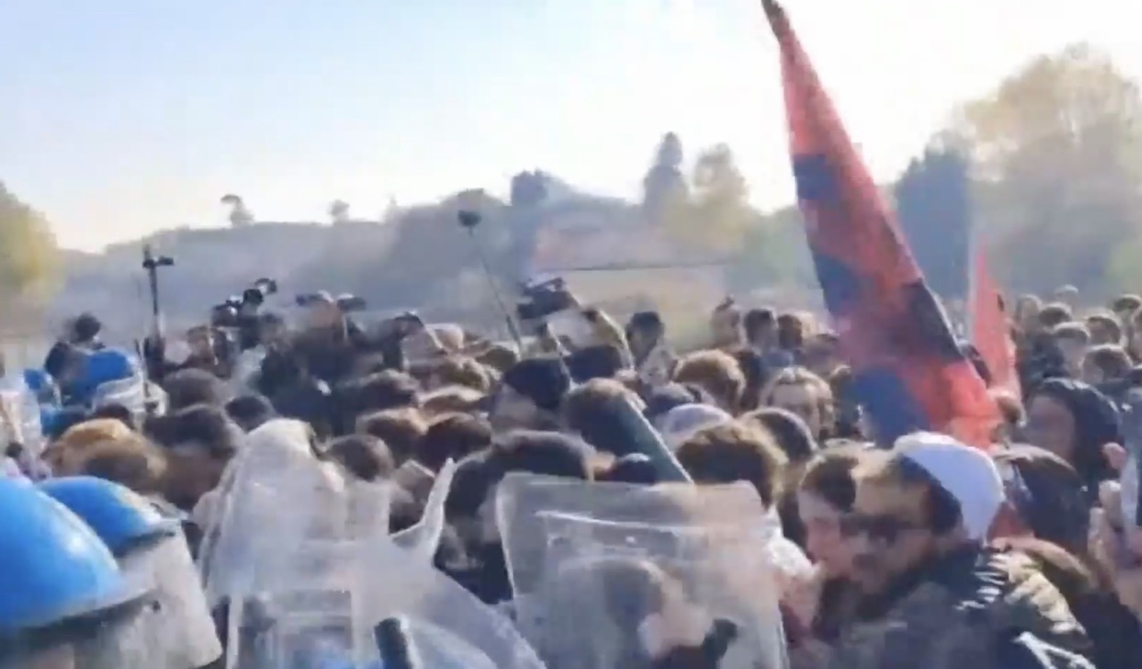“No Meloni day”: migliaia di studenti in piazza e scontri con la Polizia