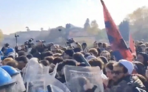 “No Meloni day”: migliaia di studenti in piazza e scontri con la Polizia