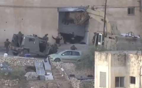 Shock a Jenin: soldati israeliani uccidono due palestinesi a terra che si erano arresi