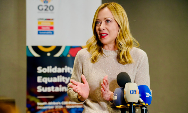 Ucraina, passi verso la pace: si lavora sulle modifiche al Piano Usa. Meloni: "Ora cessate il fuoco da Mosca"