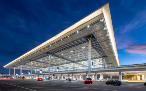 Ancora droni sui cieli europei, stavolta sopra l’aeroporto di Berlino (bloccato per due ore)