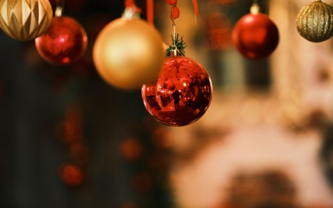 La casa si fa bella per le feste: idee e colori per un Natale magico