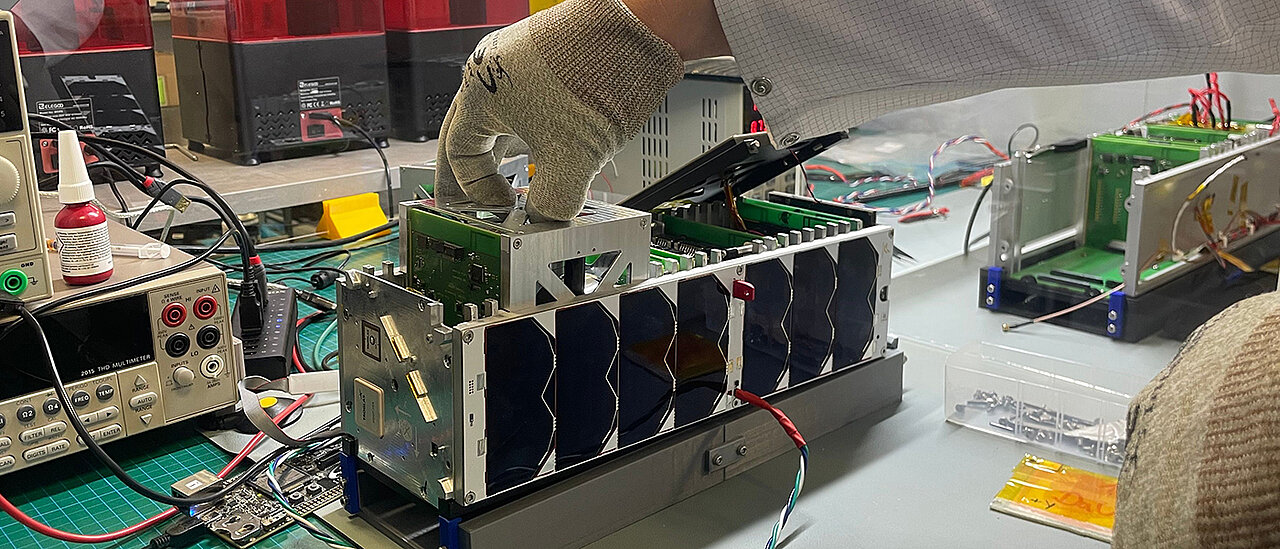 Germania, l’IA pilota per la prima volta un satellite attorno alla Terra