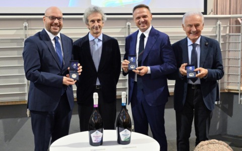 Prosecco DOC: le prime fascette tricolore sulle bottiglie del vino italiano più bevuto al mondo