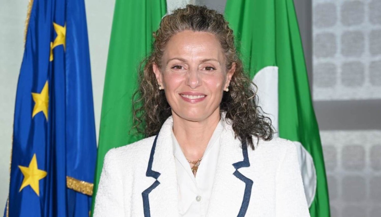 Anche la sua stessa maggioranza ha votato per sfiduciare la sottosegretaria “no vax” di Fratelli d’Italia