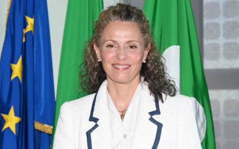 Anche la sua stessa maggioranza ha votato per sfiduciare la sottosegretaria “no vax” di Fratelli d’Italia