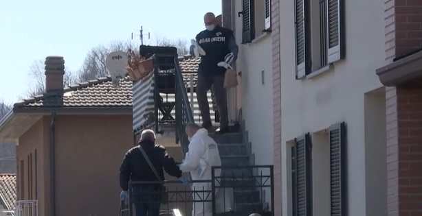 Accoltella al petto la moglie 81enne e la uccide dopo una lite per i “Gratta e vinci”