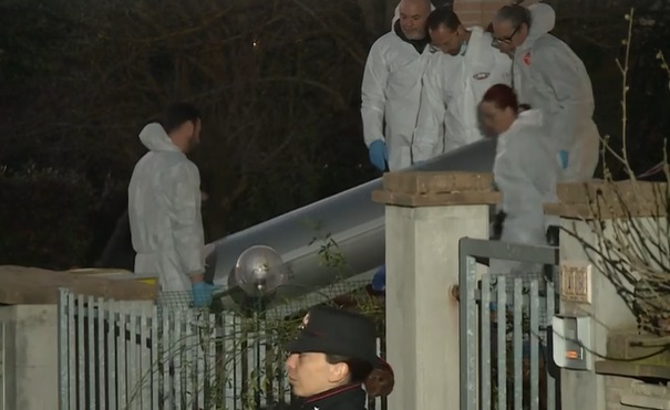 Lei vuole lasciarlo e cerca una nuova casa, lui la uccide e si toglie la vita