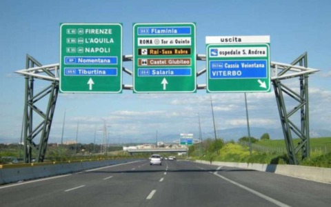 Accoltella la ex in auto sul GRA: lei si salva gettandosi dalla vettura in corsa