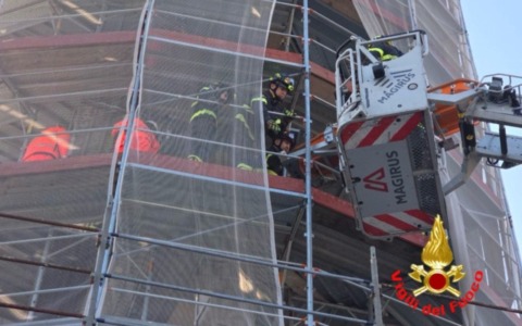 Operaio muore precipitando da 9 metri, un altro schiacciato da un macchinario ferroviario