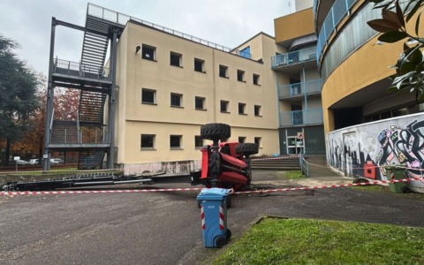 Cede l’asfalto e la piattaforma crolla: operaio precipita nel vuoto, è gravissimo